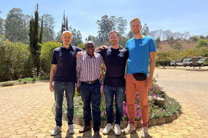 Gruppenbild von unserem Ausreiseteam und unserem Projektpartner 