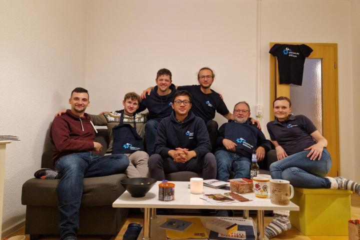 Jenaer Gruppe Mitglieder versammelt auf einem Sofa