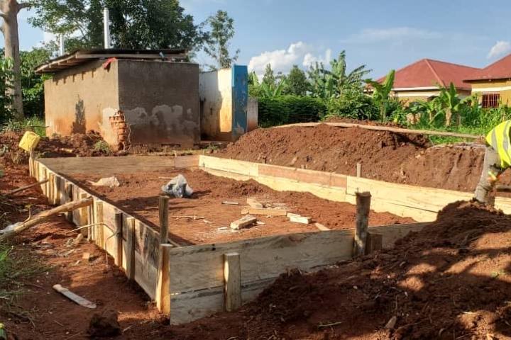 Baubeginn der Trockentrenntoiletten in Uganda