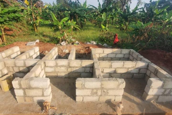 Trockentrenntoiletten - Das Fundament steht