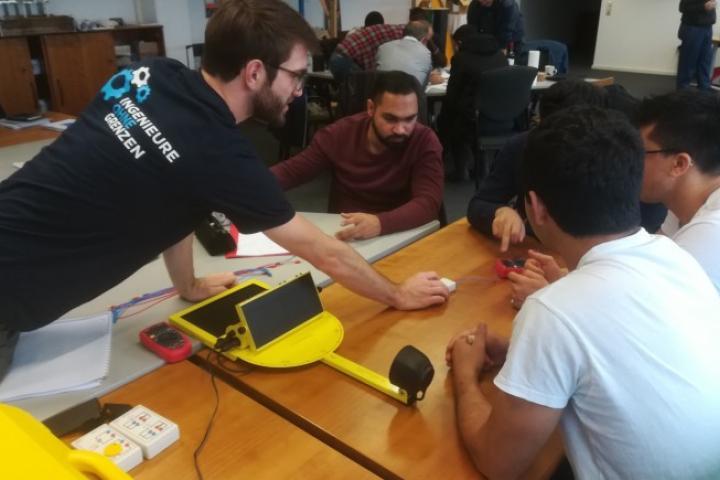 sprach-und-technikkurs-mit-gefluchteten-in-koln-2.jpg