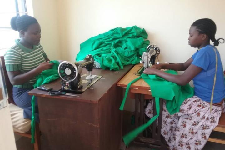 ZUM VIERTEN ADVENT STELLEN WIR VOR: CHARLES BAHATI, MAVUNO PROJEKTS, TANSANIAZUM VIERTEN ADVENT STELLEN WIR VOR: CHARLES BAHATI, MAVUNO PROJEKTS, TANSANIA