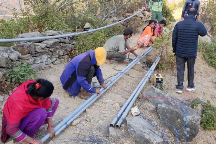 NEUES WASSERSYSTEM FÜR DIE DÖRFER CHAINPUR UND TINKHOPRE IN NEPAL