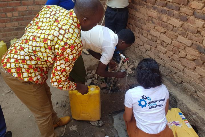 Wasserproben im AKWA-Projekt in Ruanda werden getestet