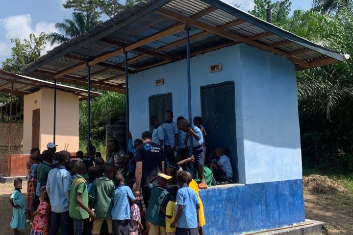 Evaluierung der Trockentrenntoiletten mit den Caretakern und Schulkindern in Makenthie