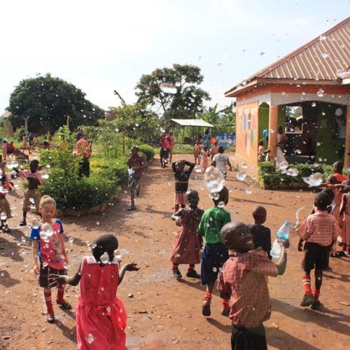 Wasserschlacht Kinder Uganda Hope Centre