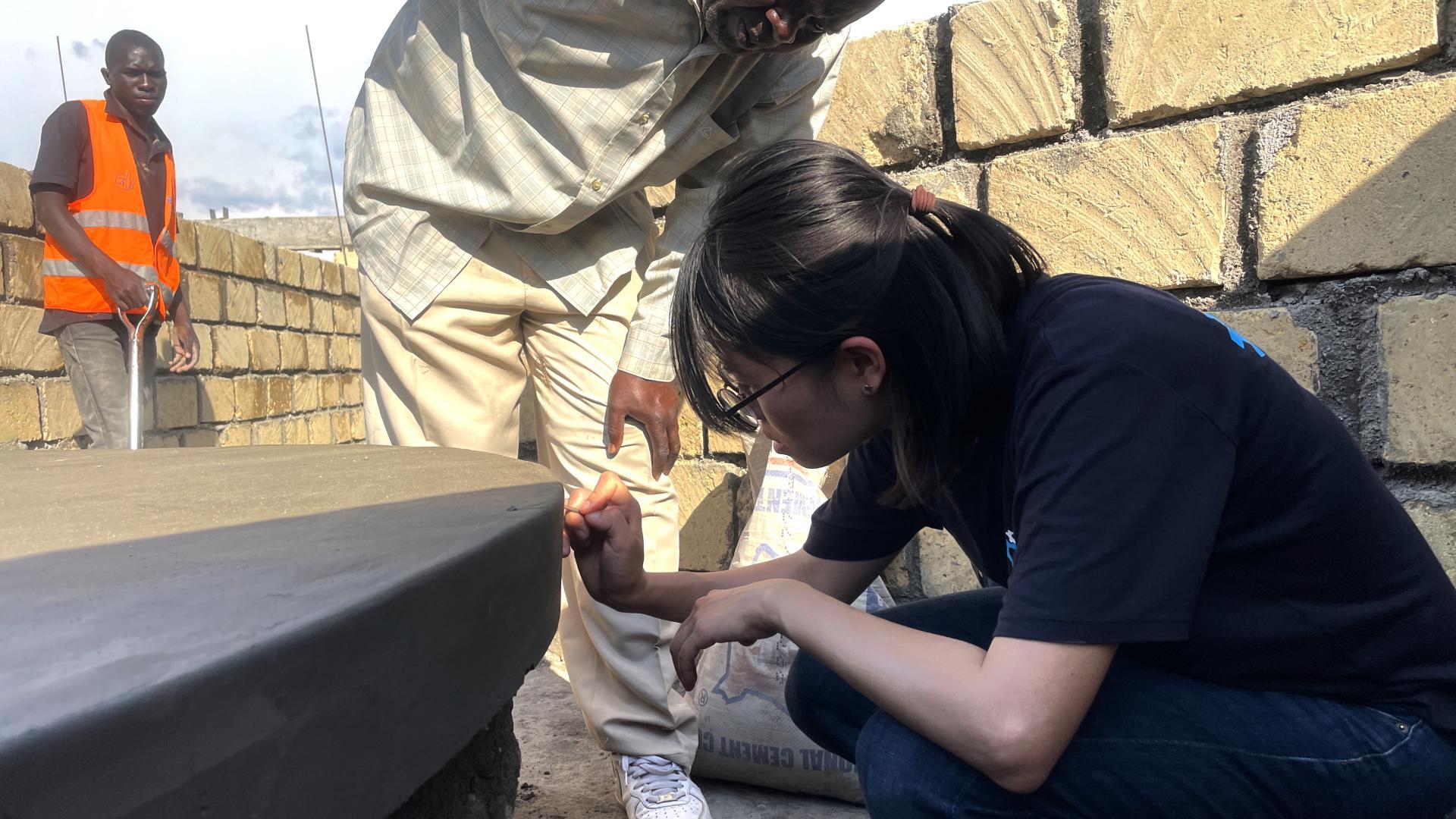 Unterschrift auf dem Fundament des Wassertanks