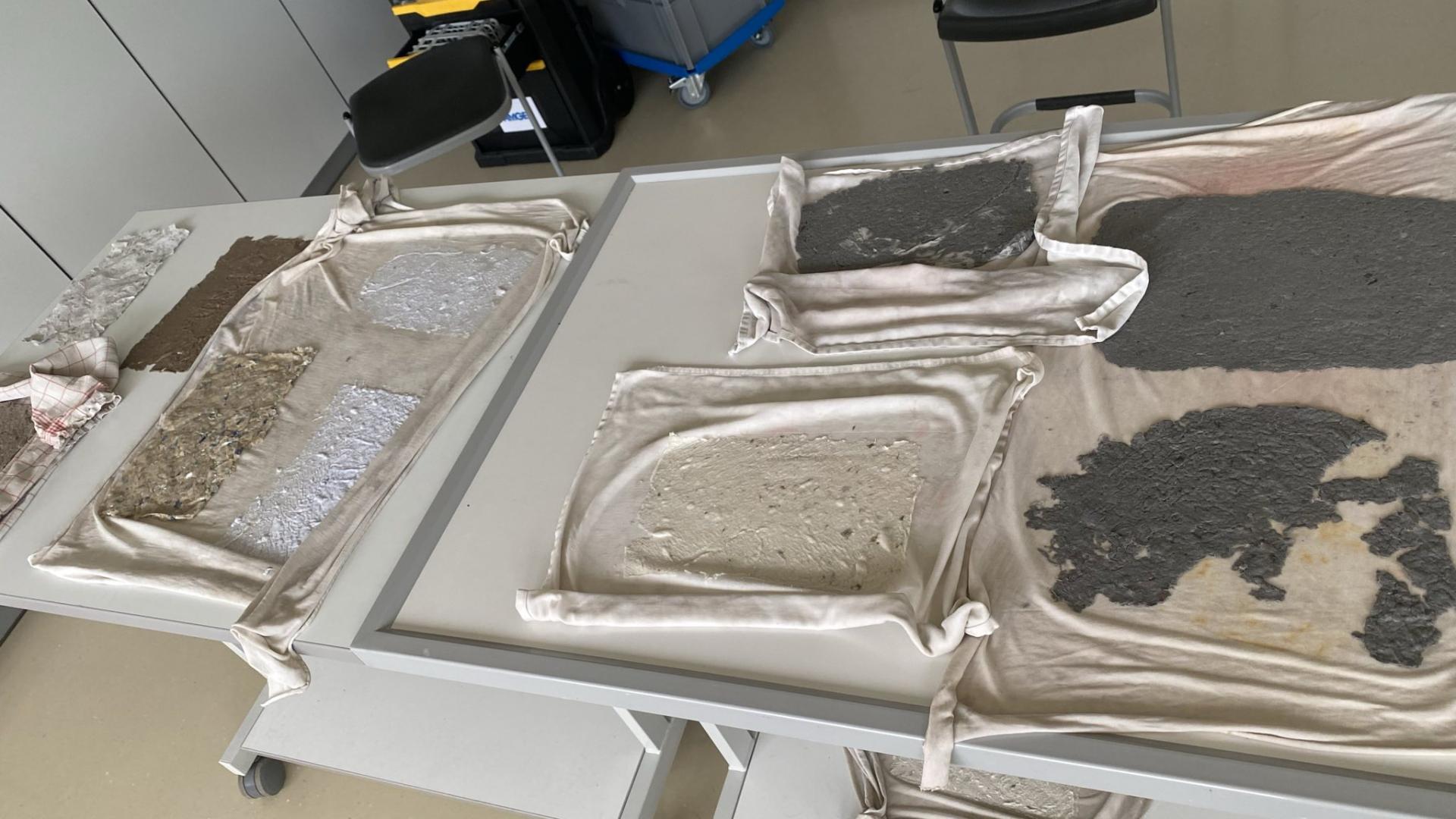 Verschiedene Papier werden versucht zu recyceln