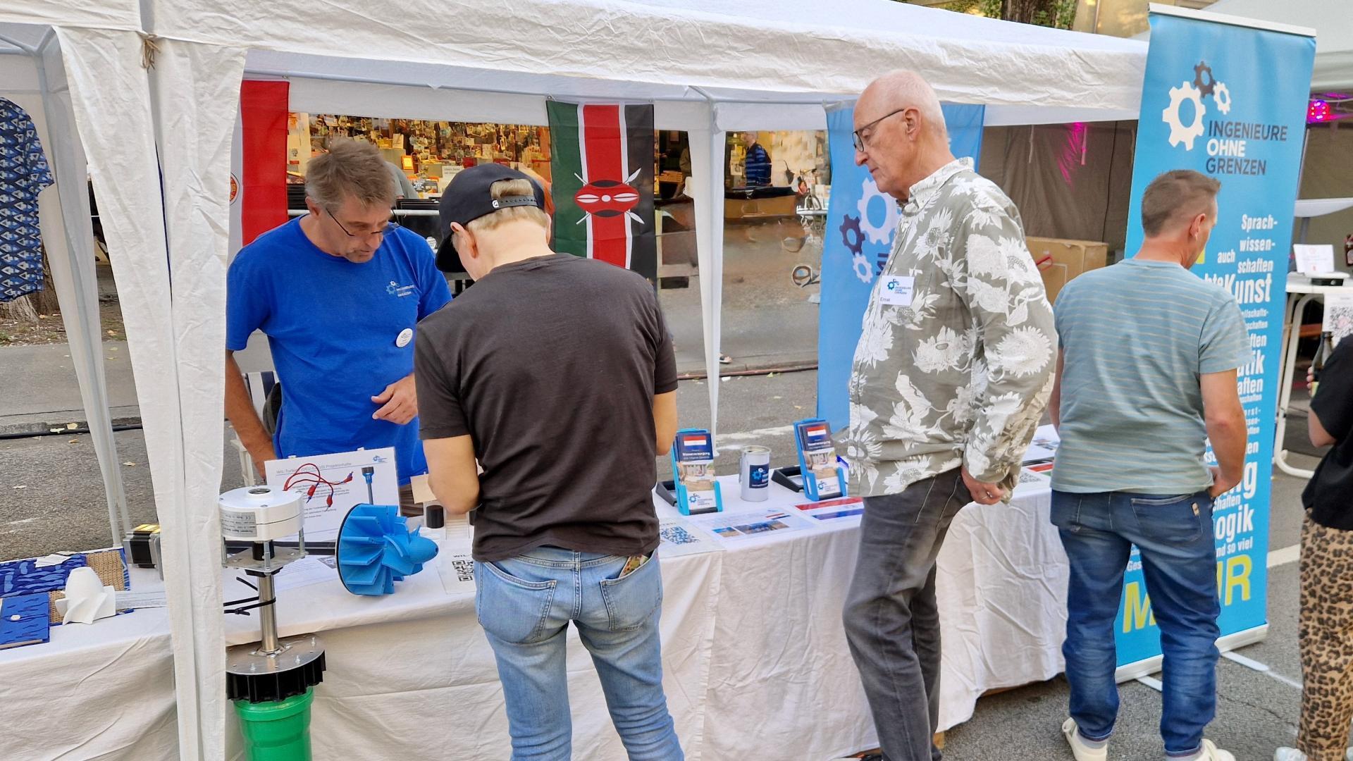 IOG Stand auf dem Corso Leopold Besucher