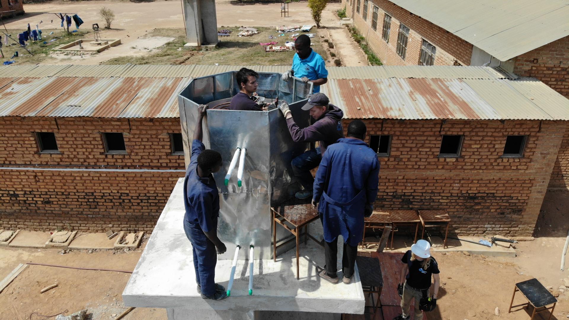 Aufbau des Warmwassertanks an der Mädchenschule