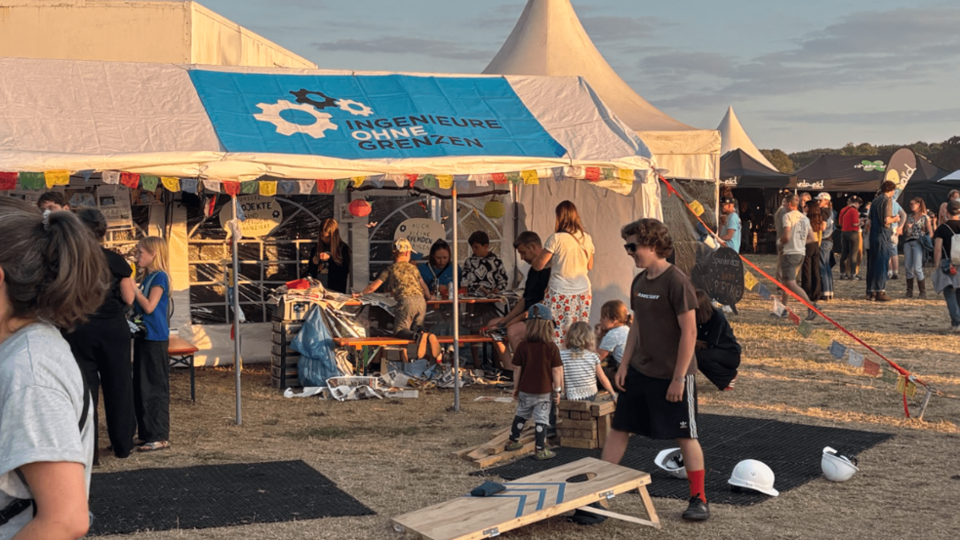 Ein großes Ingenieure ohne Grenzen Banner auf einem Festivalzelt