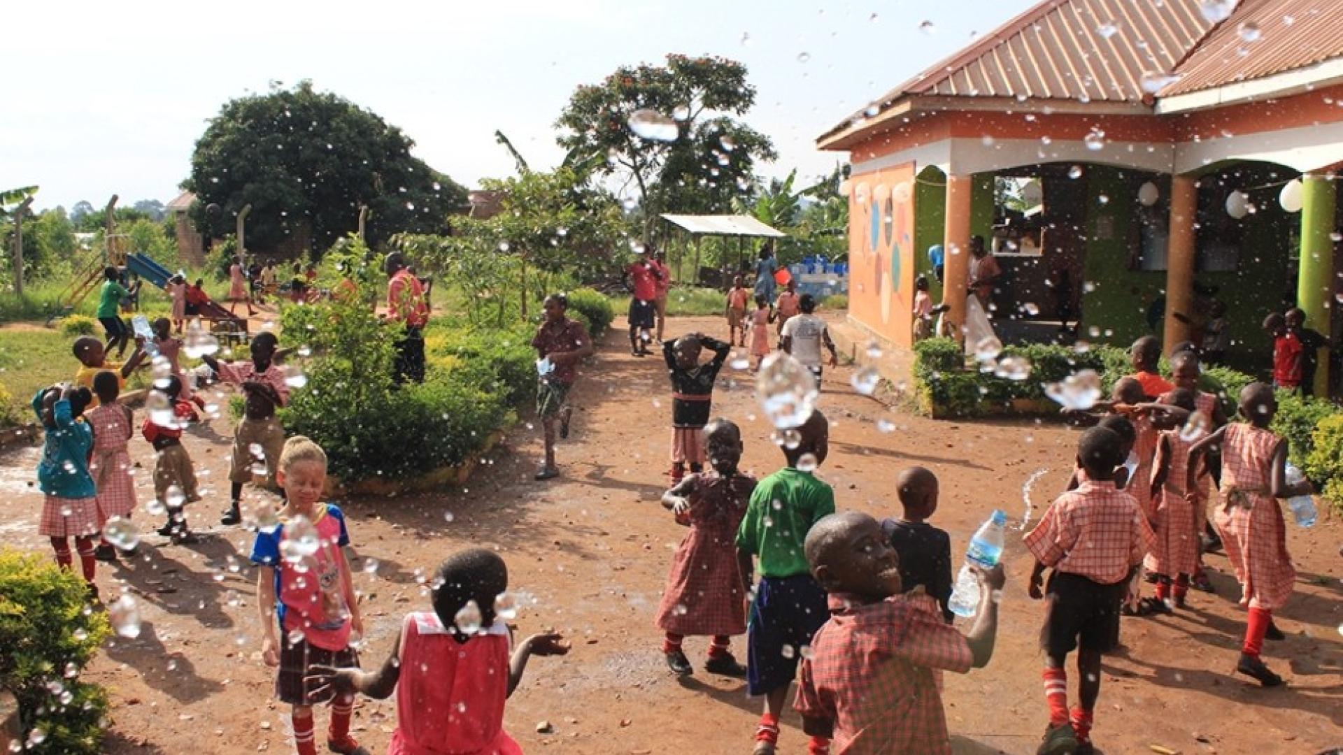 Wasserschlacht Kinder Uganda Hope Centre