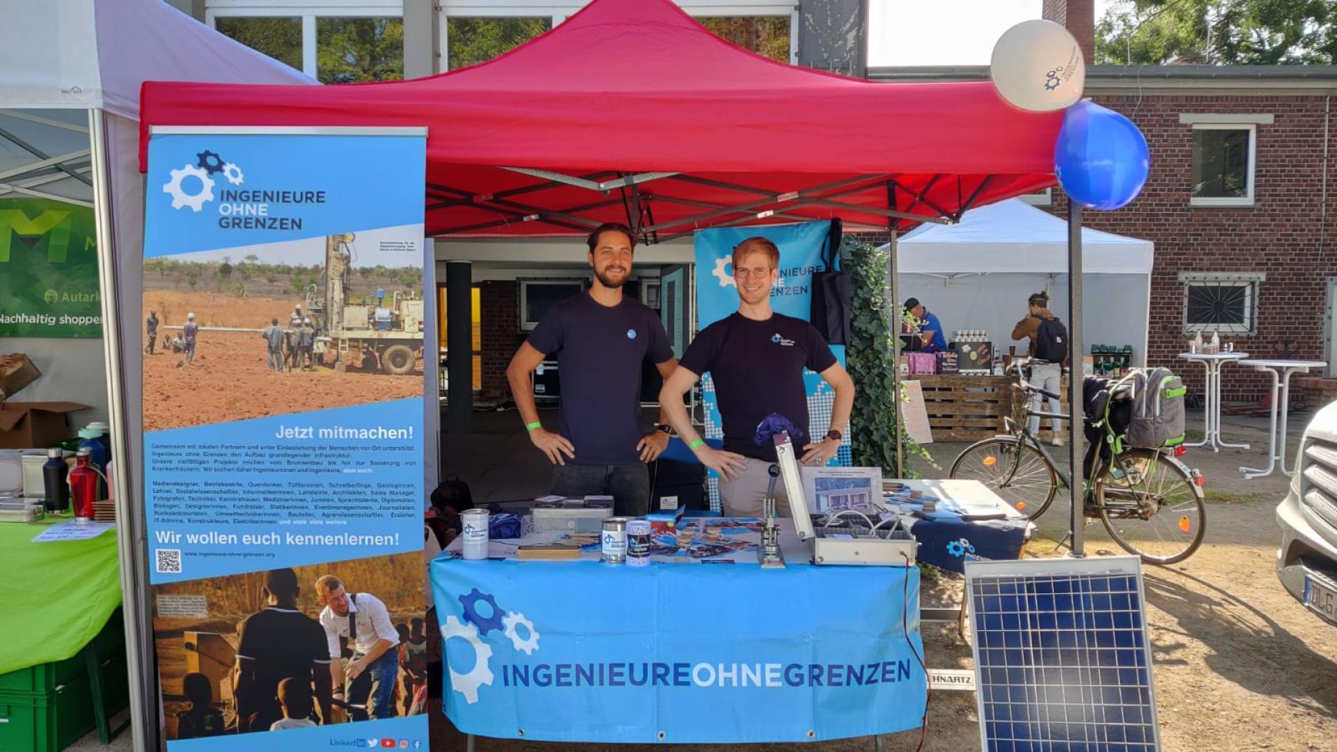 Zwei Menschen am Stand von IOG
