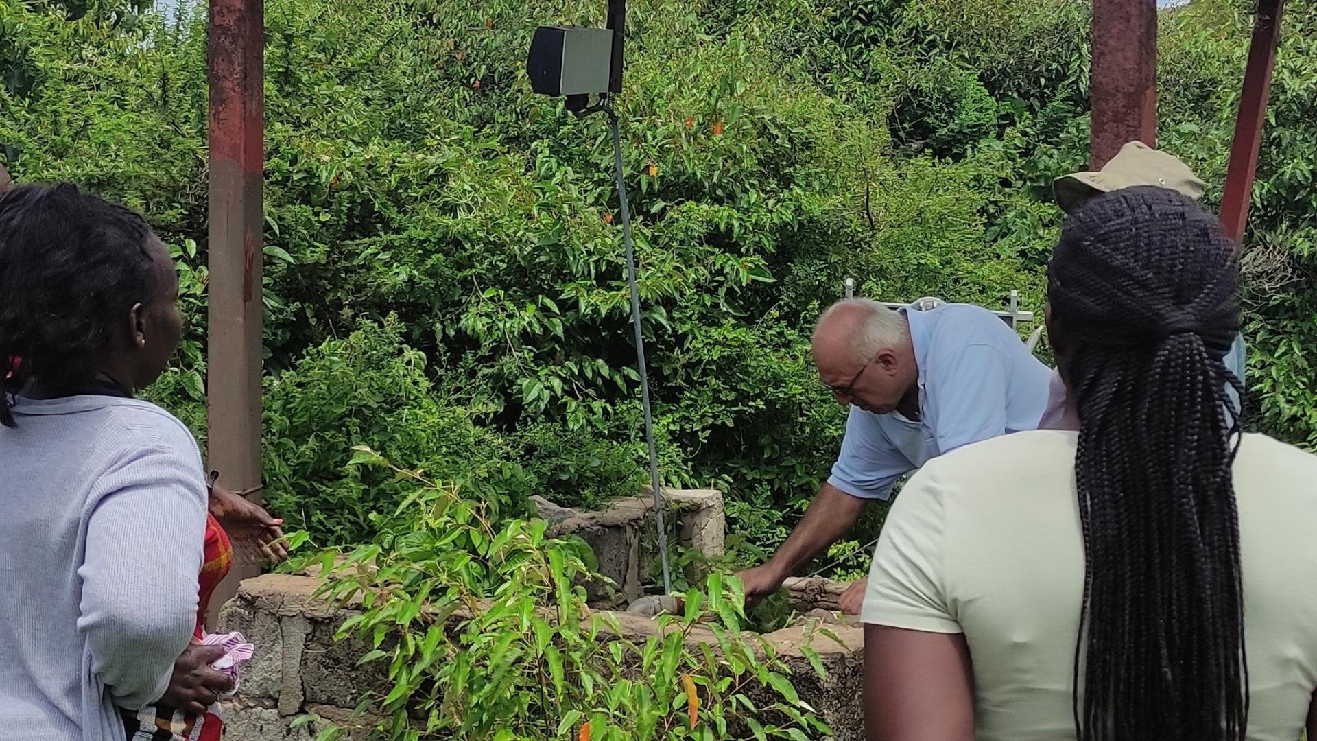 Kenia: Sekenani Girls High School - Klaus untersucht die Pumpe