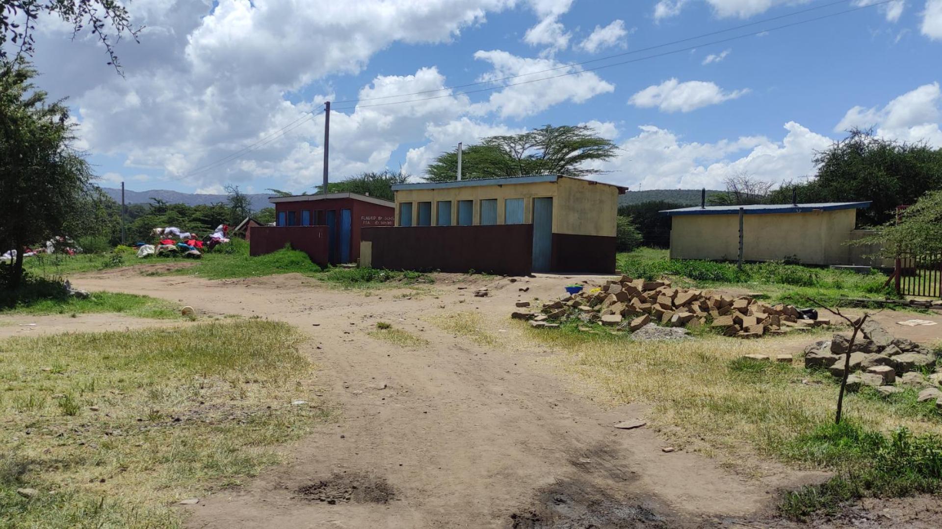 Kenia: Sekenani Girls High School - Latrinen Gebäude