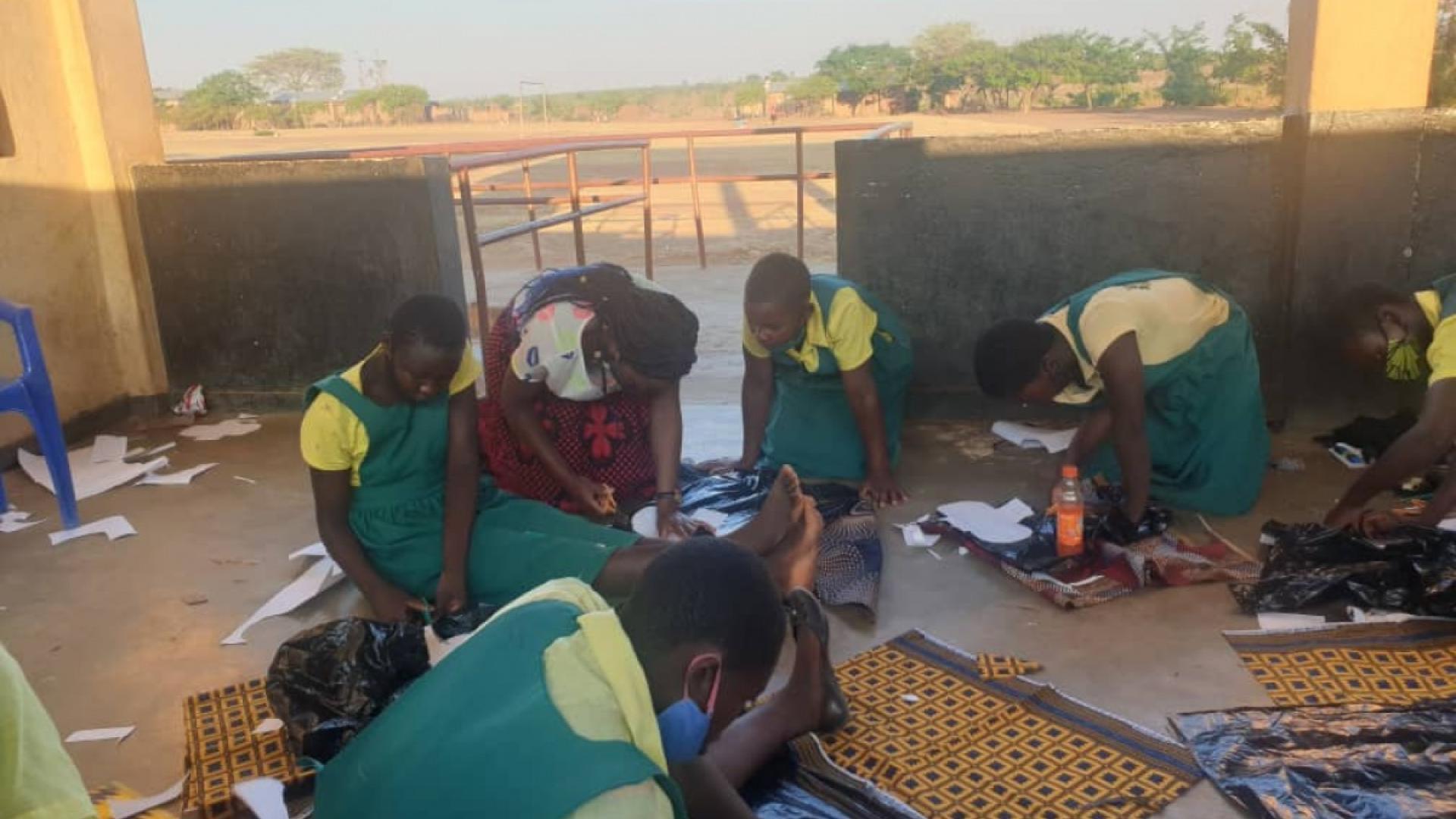 Schüler*innen der Chambala Schools in Malawi lernen Masken und Menstruationsbinden zu nähen