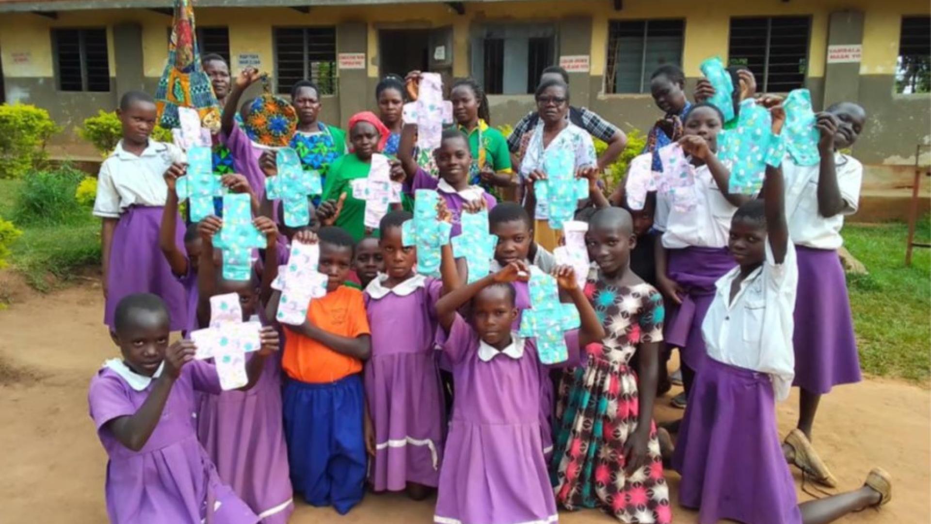 Schülerinnen und Lehrerinnen mit Menstruationspads