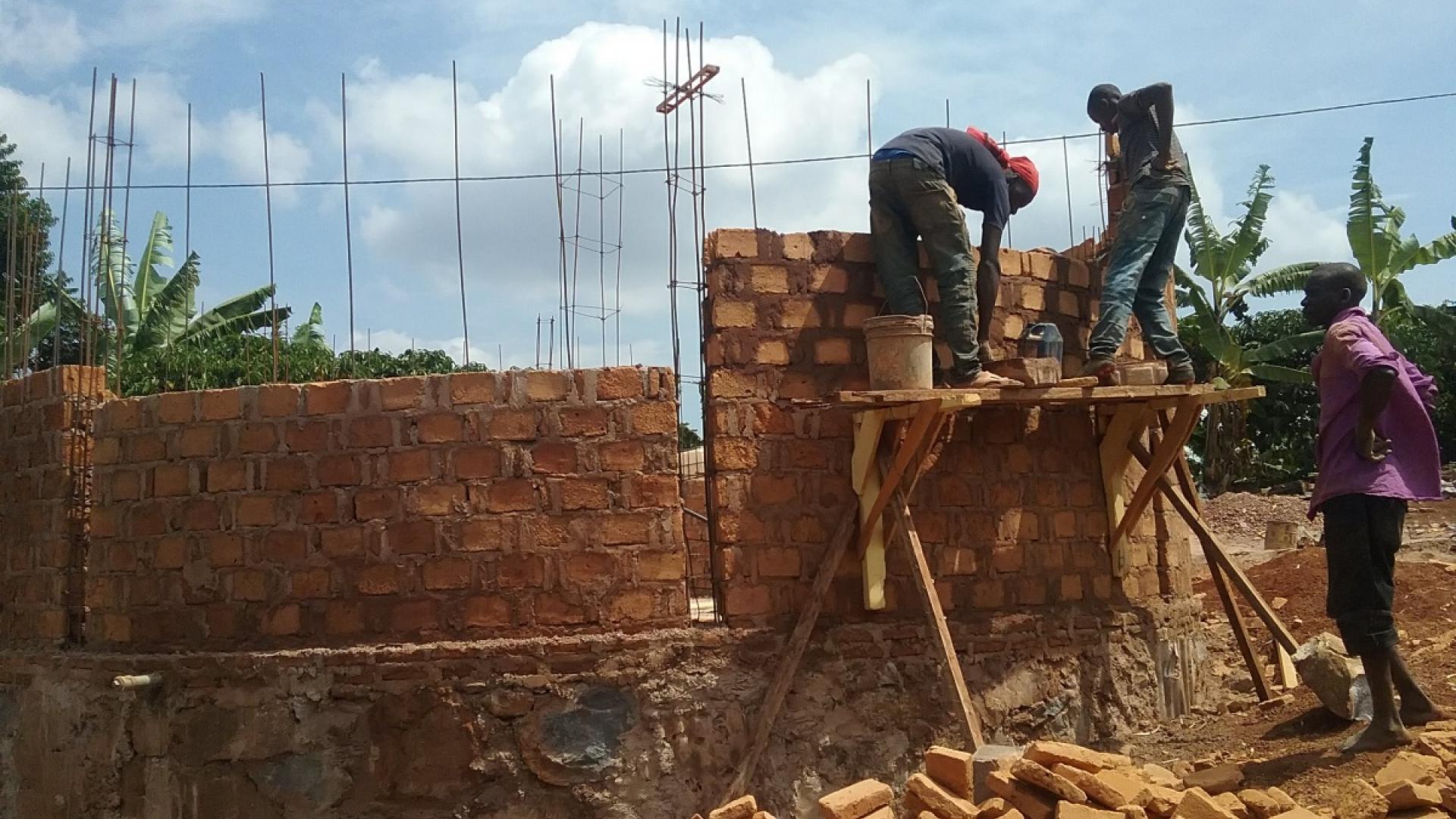 Wir bauen zusammen Zisternen in Tansania