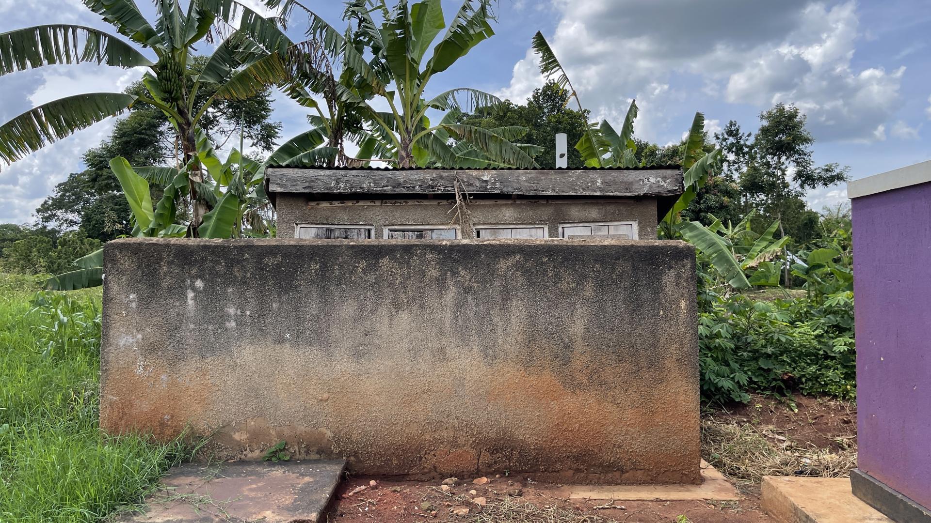 Toilettenhaus an einer Schule in Uganda